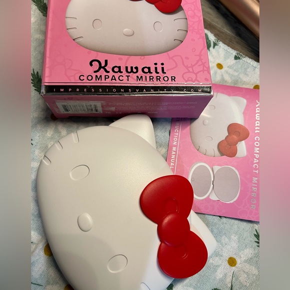 Hello kitty Impressions Kawaii compact mirror with LED Light. - Picture 4 of 4